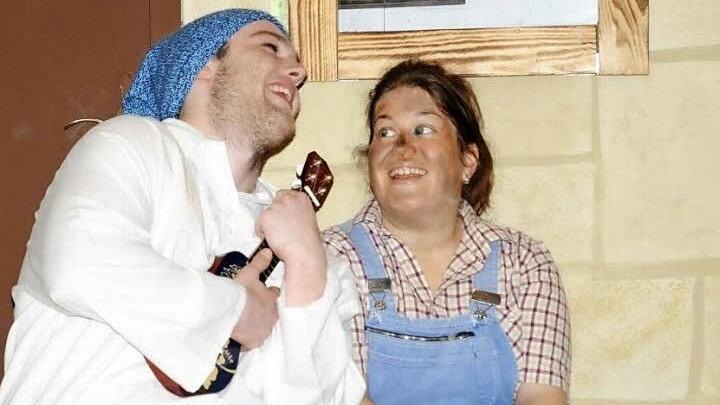 Mit allen Mitteln macht sich der junge Poet (Manuel Gr&auml;f) an die Magd Vroni (Sonja Helas) ran.  Fotos: Gerold Snater