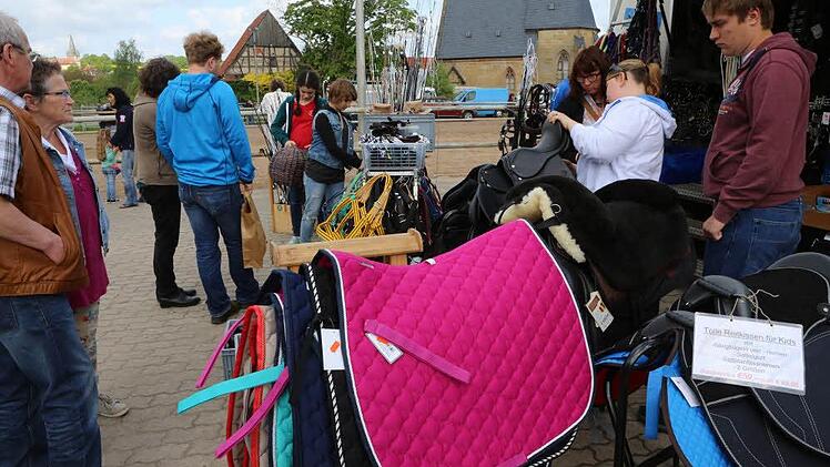 Zum Pferdemarkt gehört auch ein umfangreiches Sortiment. Foto: Herbst
