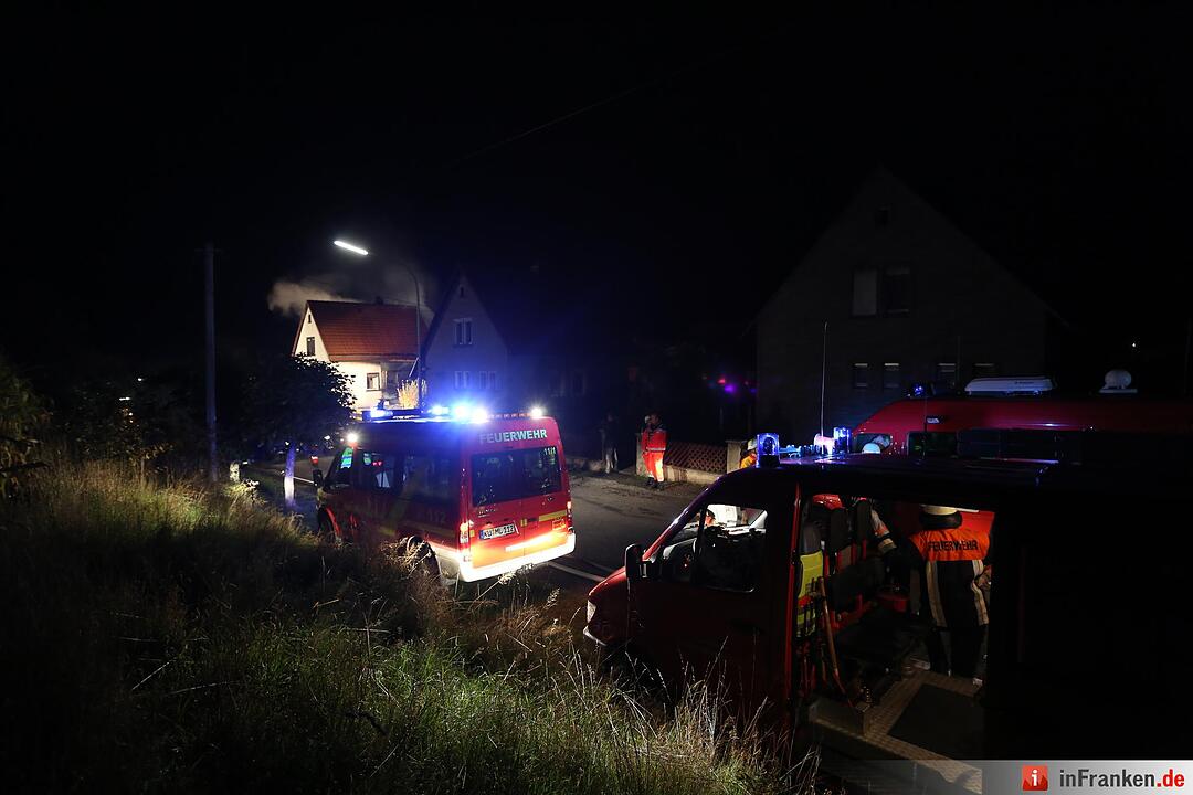 Brennender Pkw greift auf Wohnhaus ueber - Dachstuhlbrand