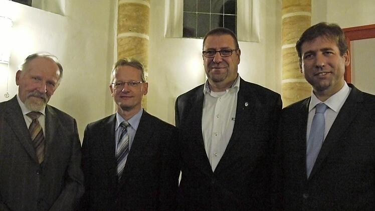Eberhard Hofmann, Robert Heiß, Gerhard Schiffer und Landrat Hermann Ulm (v. l.)  Foto: Pauline Lindner