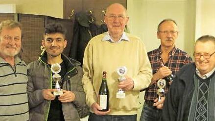 Die Pokalgewinner des Blitzschach-Turniers mit (v. l.) Siggi R&uuml;mer, Vorsitzender SC Rudendorf, Sami (2.), Gerhard Hinterleitner (Blitzmeister), Duthowski (3.) und Turnierleiter Nikolaus Schober. Foto: W. Dietz