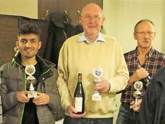 Die Pokalgewinner des Blitzschach-Turniers mit (v. l.) Siggi Rümer, Vorsitzender SC Rudendorf, Sami (2.), Gerhard Hinterleitner (Blitzmeister), Duthowski (3.) und Turnierleiter Nikolaus Schober. Foto: W. Dietz