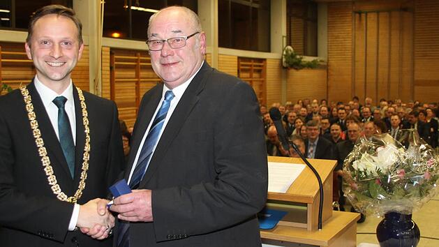Beim Jahresempfang des Marktes Mainleus wurde Dieter Adam (rechts) von seinem Nachfolger Robert Bosch zum Altb&uuml;rgermeister ernannt und erhielt den Ehrenring der Gemeinde. Foto: J&uuml;rgen G&auml;rtner