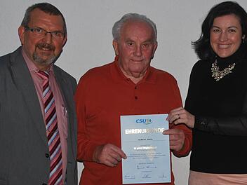 Hubert Back (Mitte) wurde von Staatssekretärin Dorothee Bär (MdB) und dem Ortsvorsitzenden Gustav Fuß geehrt. Foto: Manfred Mellenthin