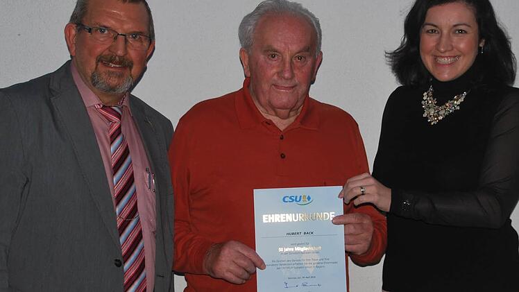 Hubert Back (Mitte) wurde von Staatssekretärin Dorothee Bär (MdB) und dem Ortsvorsitzenden Gustav Fuß geehrt. Foto: Manfred Mellenthin