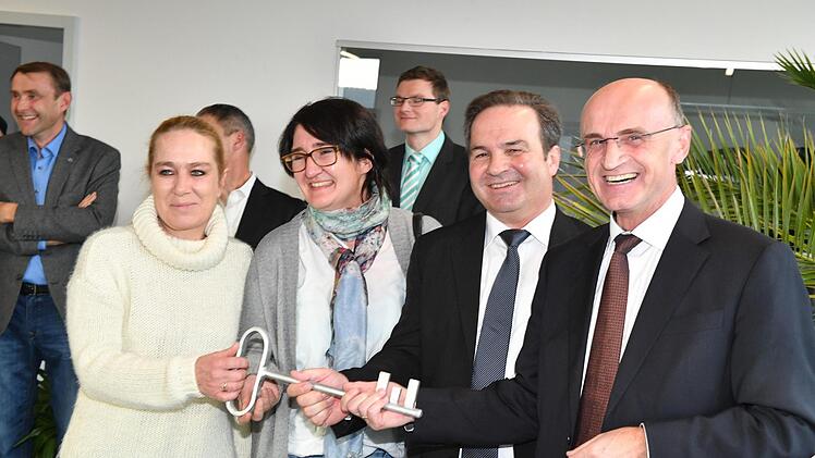 Britta Merkel (links) und Karin Kraus von der Tierschutzinitiative Haßberge nehmen symbolisch den Schlüssel für das neue Tierheim aus den Händen von Dieter Möhring (Zweckverband Fundtier Haßberge) und Landrat Wilhelm Schneider (rechts) entgegen.