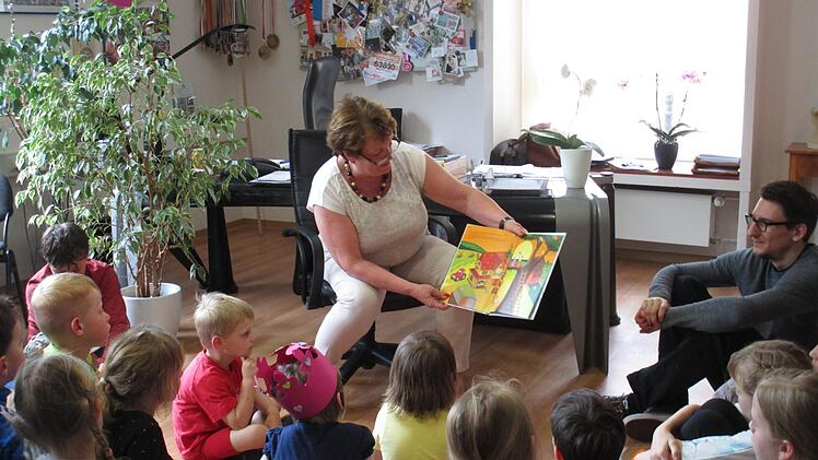 In ihrem Amtszimmer hat Bürgermeisterin Brigitte Meyerdierks zahlreiche Kinder zum Welttag des Buches empfangen. Sie las ihnen vor, ehe die Kinder zu zwei weiteren Vorlese-Stationen zogen.Elisabeth Kinalele