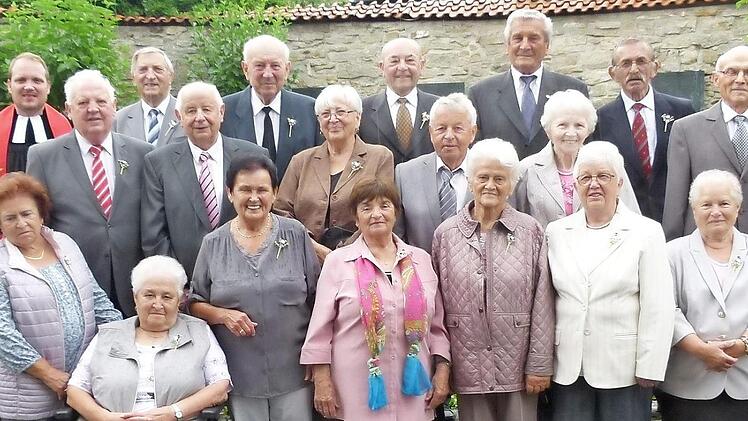 Eiserne Konfirmation feierten (vorne, von links) Irmgard Hanisch, Johanna Rosa, Gunda Kolb, Anneliese Gäbelein, Erika Urban, Erika Weinlein, Helga John, Erna Ramming, Lydia Strobel, Alma Wetscheck, Sigrid Falb und Karl Pöhlmann, (zweite Reihe, von links) Robert Opitz, Gerhard John, Elsbeth Hoffmann, Dieter Jobst, Lydia Hahn und Alfred Vießmann sowie (dritte Reihe, von links) Pfarrer Martin Fleischmann, Werner Beschnitt, Bernd Jahreis, Gottfried Kern, Walter Spindler und Horst Weber.