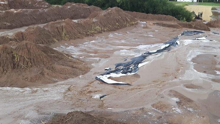 Ein Unwetter verhagelte im Juni 2018 die archäologischen Arbeiten. Vom  Mainberg herunter floss das Wasser in Strömen auf das Untersuchungsfeld. Es lagerte bis zu 40 Zentimeter Sand und Schlamm ab. Die Arbeiten wurden um 14 Tage zurückgeworfen.  Archäologistik Bamberg