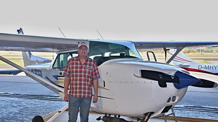 Markus Oppelt am Flugplatz in Haßfurt, kurz vor dem Start neben der Cessna, mit der es in die Luft ging.Helmut Will
