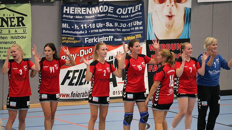 Bedankte sich für die tolle Unterstützung der Handballer aus Ancenis: Die Damenmannschaft des FC Bad Brückenau.Sebastian Schmitt