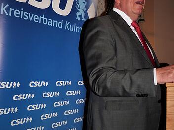 OB Henry Schramm bei seiner Rede  Foto: Werner Reißaus