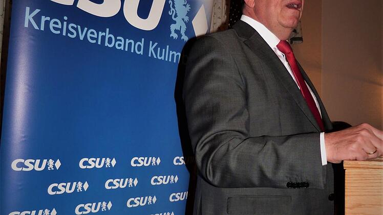 OB Henry Schramm bei seiner Rede  Foto: Werner Reißaus
