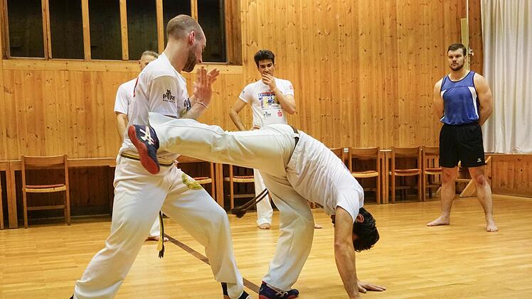 Meia Lua Solta: Der Gegner wird durch eine Drehung attackiert.