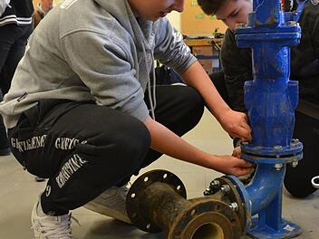 Im Workshop Rohrleitungsbauer in der Firma Rotec übten die Schüler unter anderem das Zusammenschrauben eines Hydranten.  Foto: privat