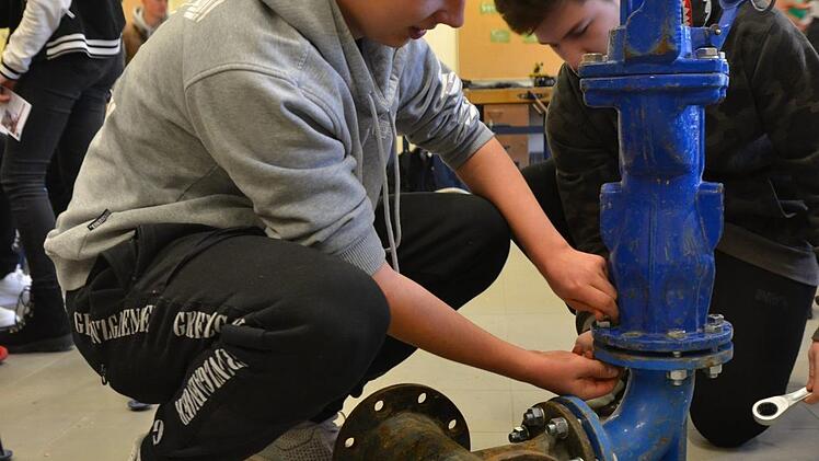 Im Workshop Rohrleitungsbauer in der Firma Rotec übten die Schüler unter anderem das Zusammenschrauben eines Hydranten.  Foto: privat