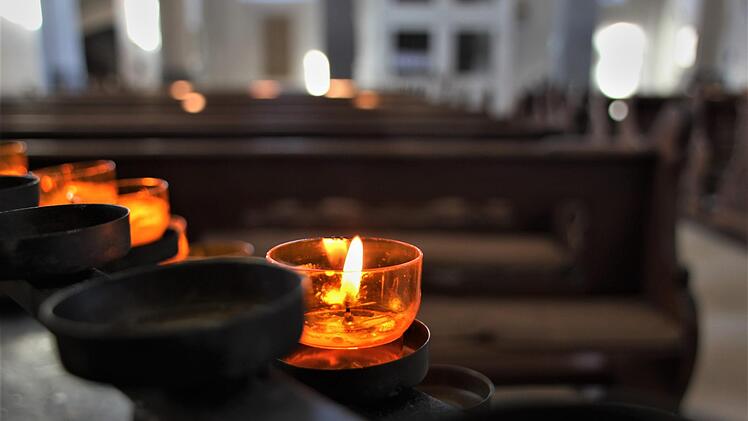 In der Kirche brennen trotzdem Kerzen f&uuml;r die Verstorbenen.