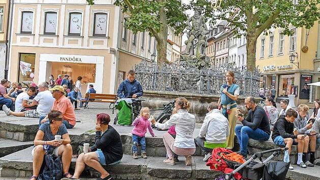 Touristen, Familien und Jugendliche g&ouml;nnen sich eine Pause am Gabelmann in Bamberg.  Foto: Ronald Rinklef