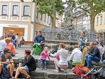 Touristen, Familien und Jugendliche gönnen sich eine Pause am Gabelmann in Bamberg.  Foto: Ronald Rinklef