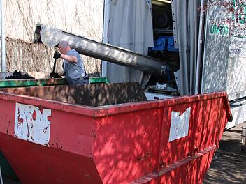 Das Bild zeigt eine mobile Klärschlamm-Entwässerung. Die sind immer schwerer zu kriegen und werden immer teurer. In Hammelburg waren sie heuer mehrere Wochen im Einsatz. Ralf Ruppert