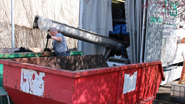 Das Bild zeigt eine mobile Klärschlamm-Entwässerung. Die sind immer schwerer zu kriegen und werden immer teurer. In Hammelburg waren sie heuer mehrere Wochen im Einsatz. Ralf Ruppert
