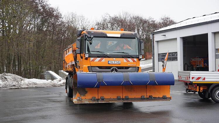 Fertigmachen für den nächsten Einsatz. Die Winterdienstfahrzeuge sind  bei Schneefall nahezu nonstop unterwegs.  Foto: Marion Eckert
