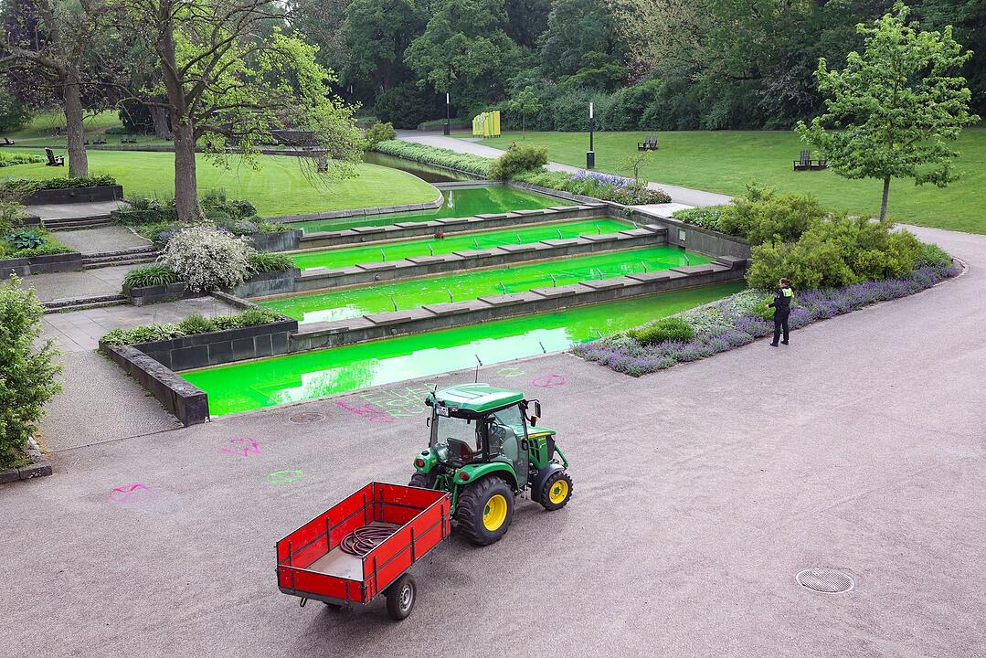 Protestbewegung f&auml;rbt Brunnenwasser gr&uuml;n - Hamburg