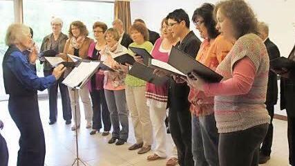 Sie folgten konzentriert den Handbewegung der Chorleiterin, Dorothea Jentsch.