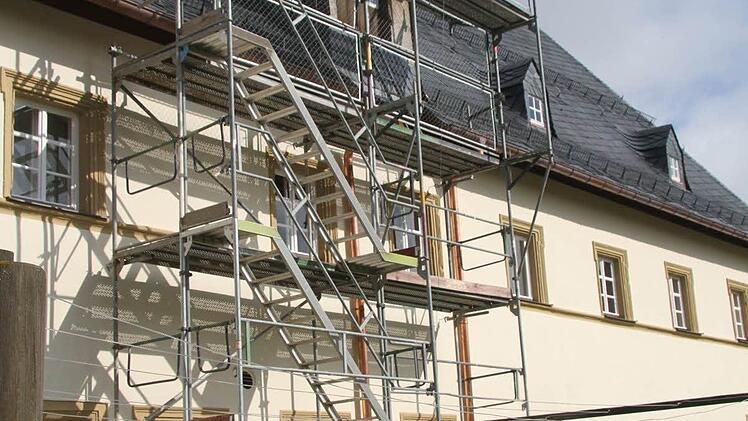 Die Dachseite Richtung Innenhof des Klosters ist schon komplett neu gedeckt.