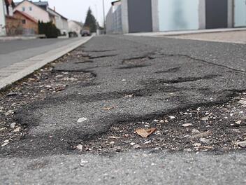 Löcher im Gehsteig in der Ringstraße in Adelsdorf Foto: Sabine Memmel