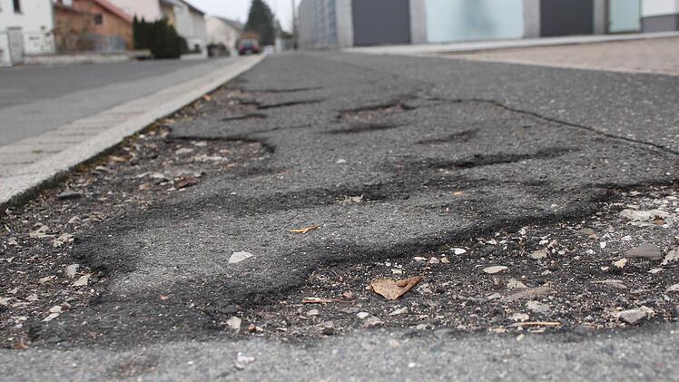 Löcher im Gehsteig in der Ringstraße in Adelsdorf Foto: Sabine Memmel