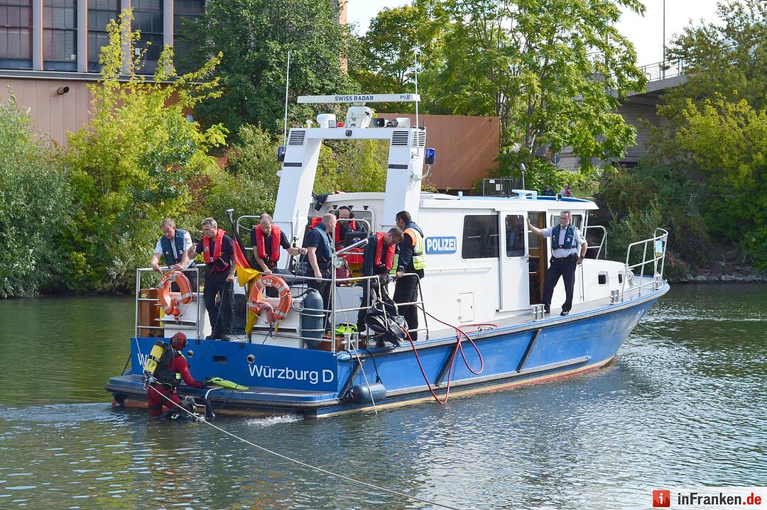 Auto geht im Main in Würzburg unter