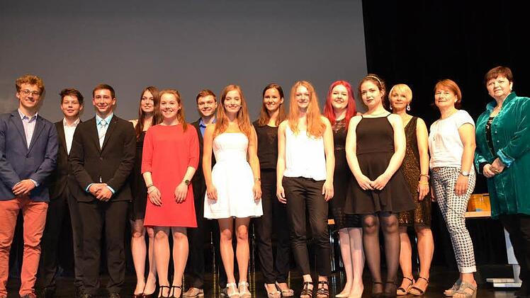 Besondere Auszeichnungen gab es f&uuml;r die besten Absolventen der Schule: Harriet Hahn, Sina Bossko, Julia Semmelroch, Annette Schr&ouml;ppel, Stefanie Vogel, Paul Konrad, Bastian Hugel, Amelie Brehm, Tabea Hauei&szlig;en, Daniel Greim, Nick Seiferth.  Foto: Uschi Prawitz