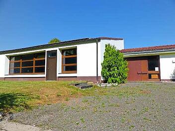 Im vorderen Teil der ehemaligen Guttenberger Schule soll der "Dorftreff" eingerichtet werden. Foto: Klaus-Peter Wulf