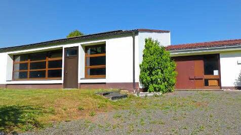 Im vorderen Teil der ehemaligen Guttenberger Schule soll der "Dorftreff" eingerichtet werden. Foto: Klaus-Peter Wulf