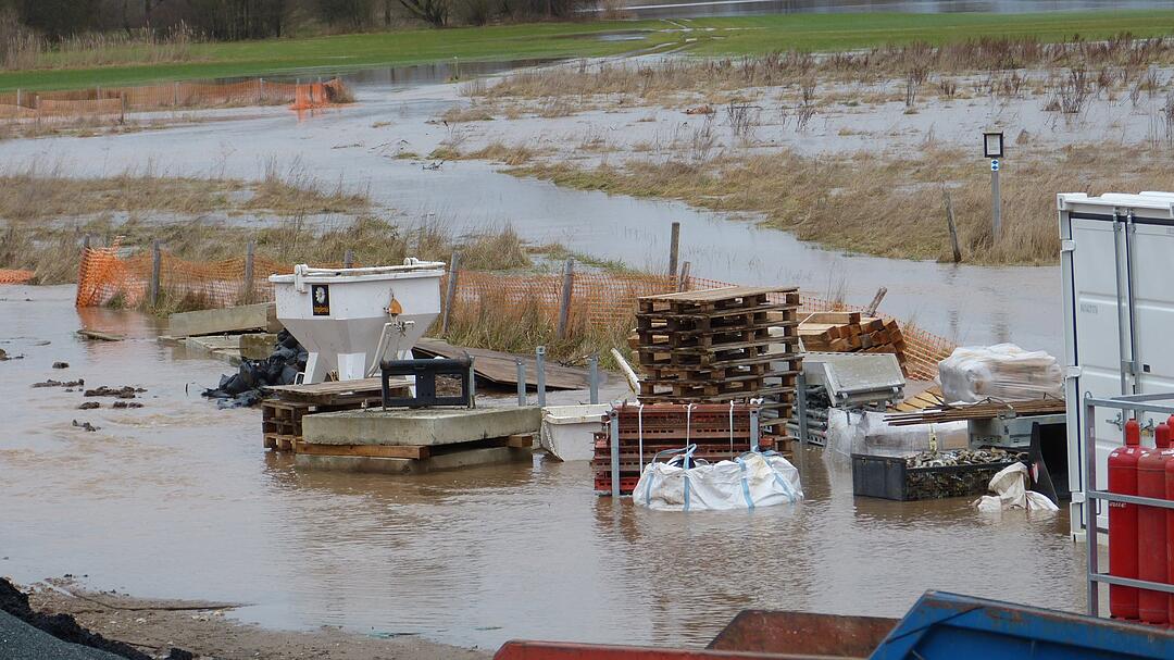 Die Folgen des schlechten Wetters der vergangenen Tagen sind frankenweit sichtbar. Am Freitag (05.01.2018) hat nun auch die Regnitz ihr Flussbett verlassen und für Überflutungen gesorgt. In Fürth-Stadeln musste die gleichnamige Landstraße daher gesperrt werden, da die Fahrbahn mittlerweile komplett überflutet ist. Auch eine Baustelle an der Vacherstraße steht zentimetertief unter Wasser und kann nur noch mit Gummistiefeln betreten werden.