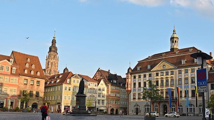 Am Abend ist der schöne Marktplatz wie leer gefegt, auch das wurde beim Dialog mit der CSU/JC-Fraktion kritisiert. Foto: Gabi Arnold