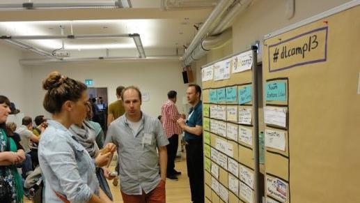 Beim Design Thinking geht es auch darum, Gedanken zu Papier zu bringen, sie zu ordnen und so etwas Neues entstehen zu lassen. Hier ein Eindruck vom Hamburger "dtcamp 13". Foto: Stephan Raimer