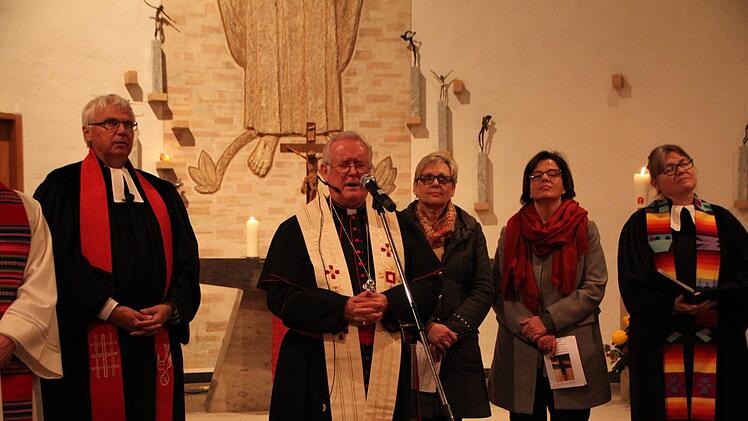 Im Gebet: Altbischof Friedhelm Hofmann bei den Fürbitten. Foto: Ulrike Müller