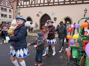 Auf dem Marktplatz endet der Zug der Münnerstädter Narren durch die Stadt. Dort wird kräftig weiter gefeiert. Archiv/Anneliese Albert