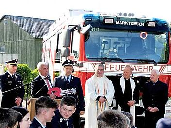 Im Rahmen eines ökumenischen Gottesdienstes fand die Segnung des neuen Feuerwehrfahrzeuges in Marktzeuln statt.  Foto: Horst Habermann