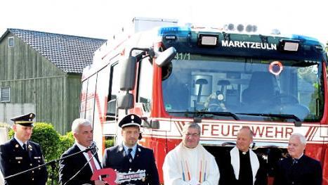 Im Rahmen eines ökumenischen Gottesdienstes fand die Segnung des neuen Feuerwehrfahrzeuges in Marktzeuln statt.  Foto: Horst Habermann