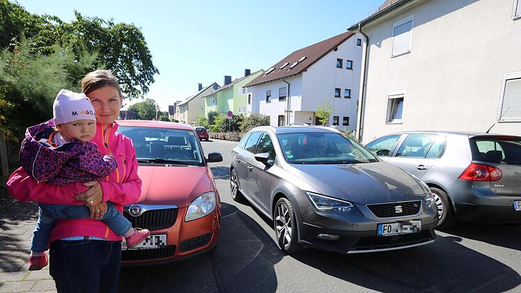 In der Merianstraße geht es eng zu - Constanze Schmitt kennt die Straße seit vielen Jahrzehnten und meint: Das Verkehrsproblem könnte einfach gelöst werden.  Foto: Ronald Heck
