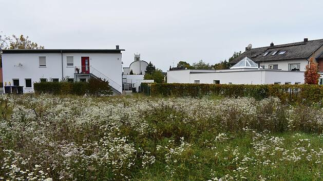 Die Kinderkrippe "Zum guten Hirten" (rechts hinter der Hecke) bekommt hier einen Erweiterungsbau. Foto: Petra Malbrich