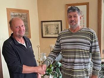 Hubert Schneider (links) ist nach 48 Jahren bei der Firma Theo Hahn jetzt in Rente gegangen. Unternehmer Theo Hahn verabschiedet seinen zuverlässigen Mitarbeiter.