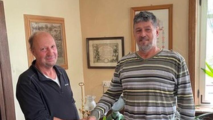 Hubert Schneider (links) ist nach 48 Jahren bei der Firma Theo Hahn jetzt in Rente gegangen. Unternehmer Theo Hahn verabschiedet seinen zuverlässigen Mitarbeiter.