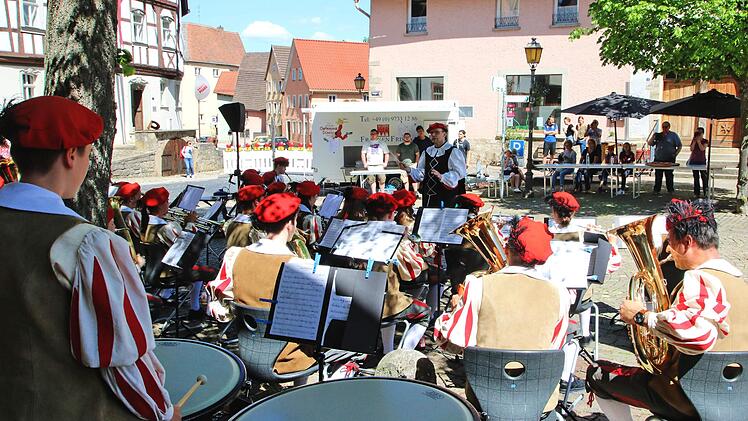 Eine ganze Stunde lang spielte das Jugendblasorchester auf dem Anger für die Freunde aus Stenay. Foto: Dieter Britz