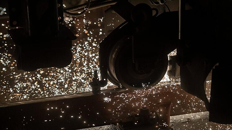 Spezieller Zug auf N&uuml;rnberger U-Bahn-Strecken unterwegs - Schienenersatzverkehr