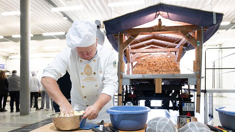Dresdner Bäcker arbeiten an Riesenstollen für das Stollenfest