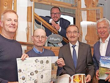 Die Tourismusregion Coburg.Rennsteig schaute zur&uuml;ck und gab einen Ausblick (von links) Lutz Lange, Vorsitzender Regionaler Tourismusausschuss, Sonnebergs Stellvertretender Landrat Andreas Gro&szlig;, Coburger Landrat Sebastian Straubel, Coburgs Zweiter ...